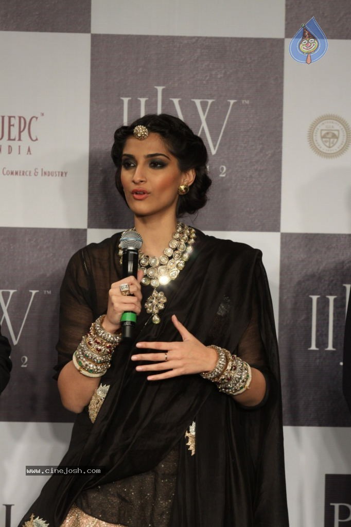 Sonam n Madhuri Dixit at IIJW 2012 - 18 / 48 photos