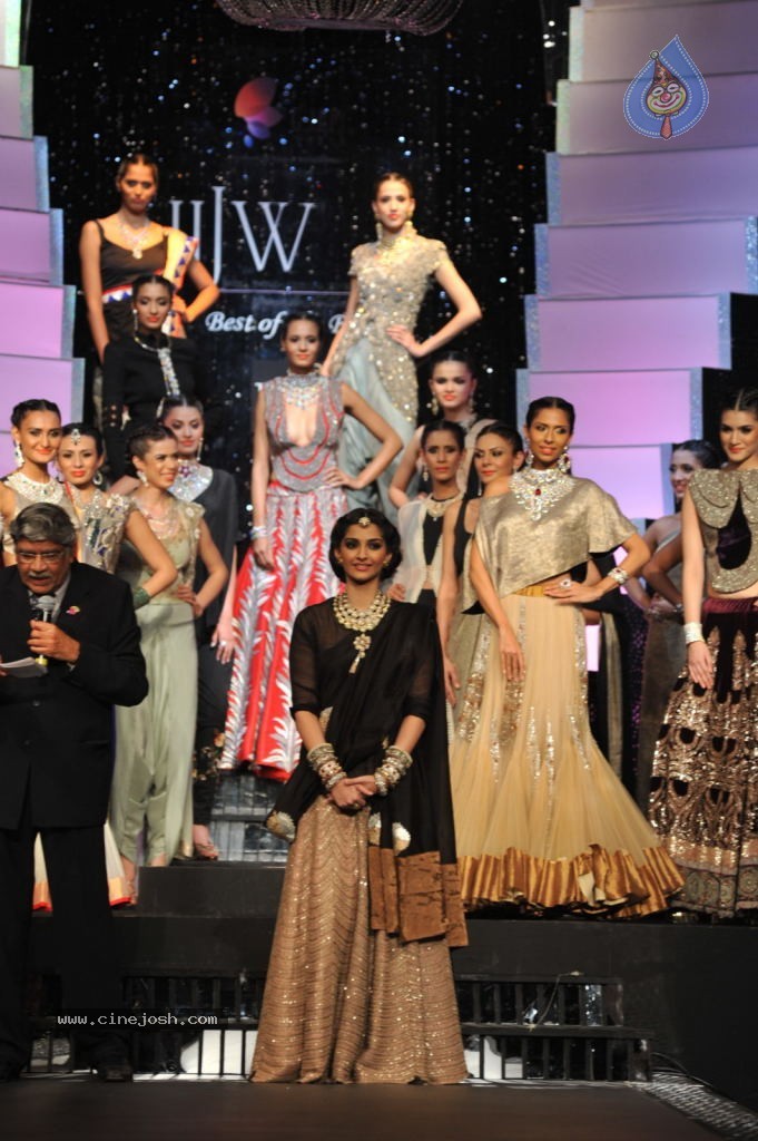 Sonam n Madhuri Dixit at IIJW 2012 - 19 / 48 photos