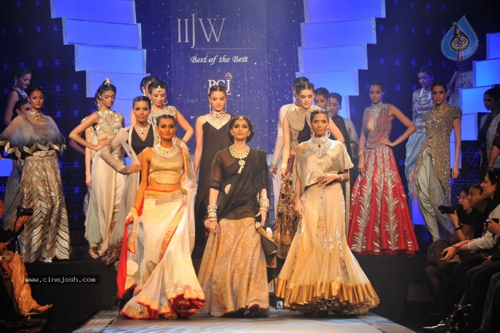 Sonam n Madhuri Dixit at IIJW 2012 - 30 / 48 photos