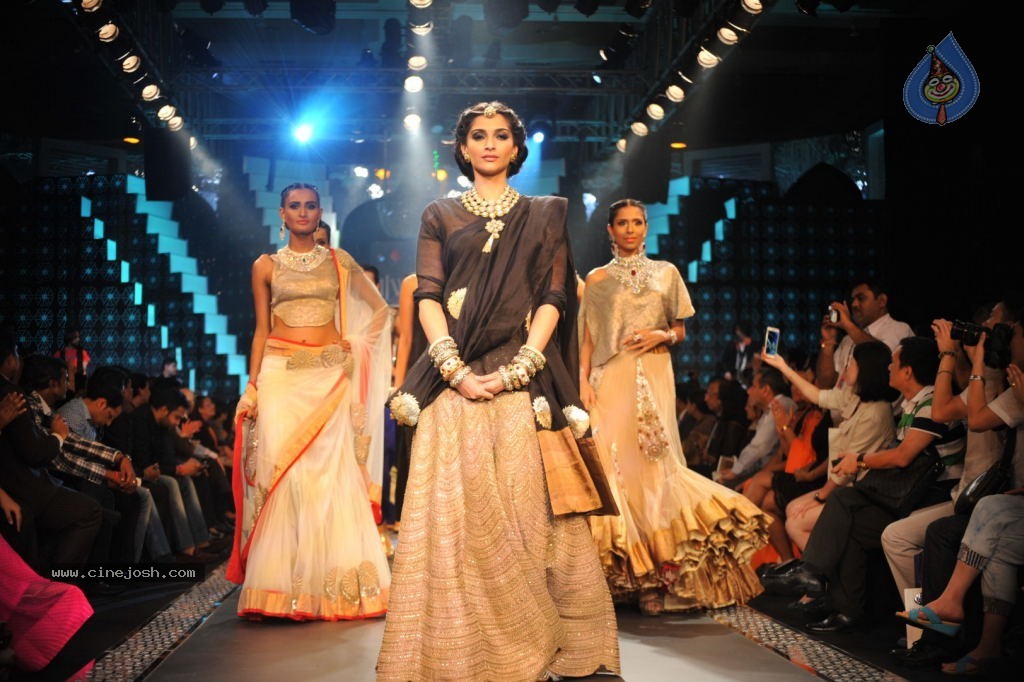 Sonam n Madhuri Dixit at IIJW 2012 - 42 / 48 photos