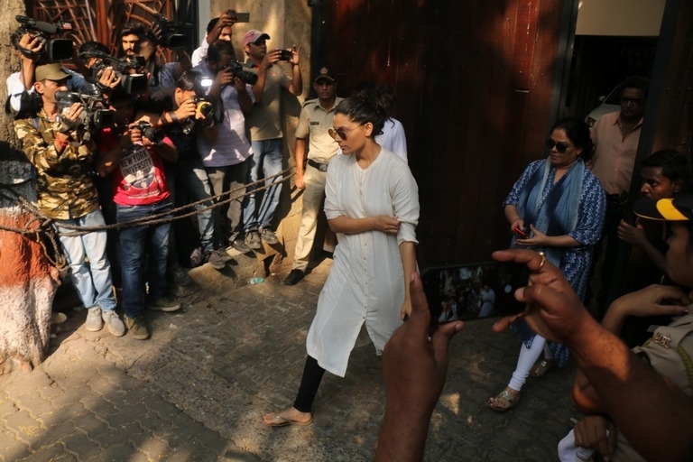 Sridevi Death - Celebs Visit Anil Kapoor Set 3 - 12 / 18 photos