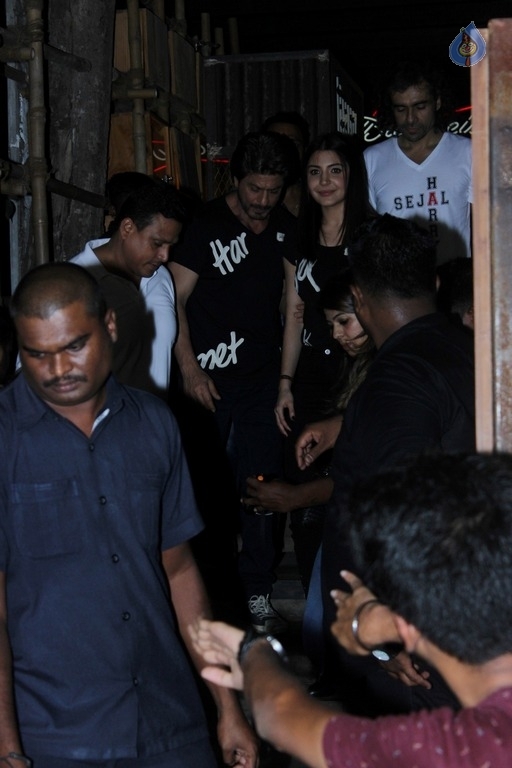 SRK and Anushka Sharma Spotted at Khar Social - 4 / 26 photos