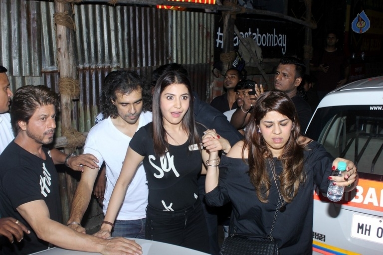 SRK and Anushka Sharma Spotted at Khar Social - 15 / 26 photos