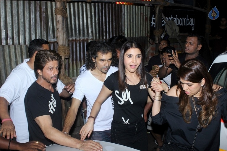 SRK and Anushka Sharma Spotted at Khar Social - 19 / 26 photos
