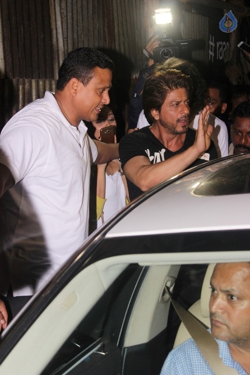 SRK and Anushka Sharma Spotted at Khar Social - 20 / 26 photos