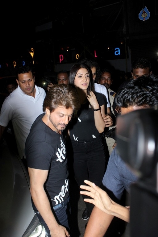 SRK and Anushka Sharma Spotted at Khar Social - 21 / 26 photos