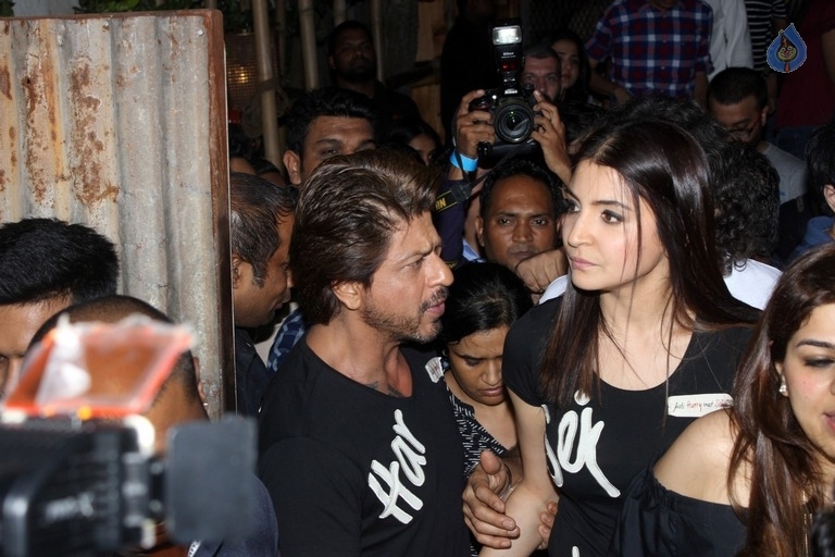 SRK and Anushka Sharma Spotted at Khar Social - 24 / 26 photos