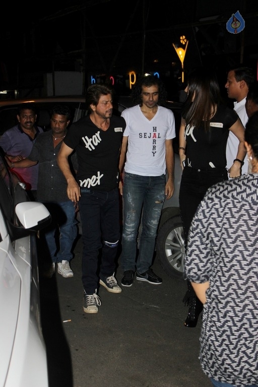 SRK and Anushka Sharma Spotted at Khar Social - 26 / 26 photos