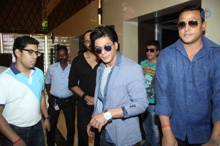SRK and Kajol at Sneak Preview of Film Dilwale - 7 / 40 photos