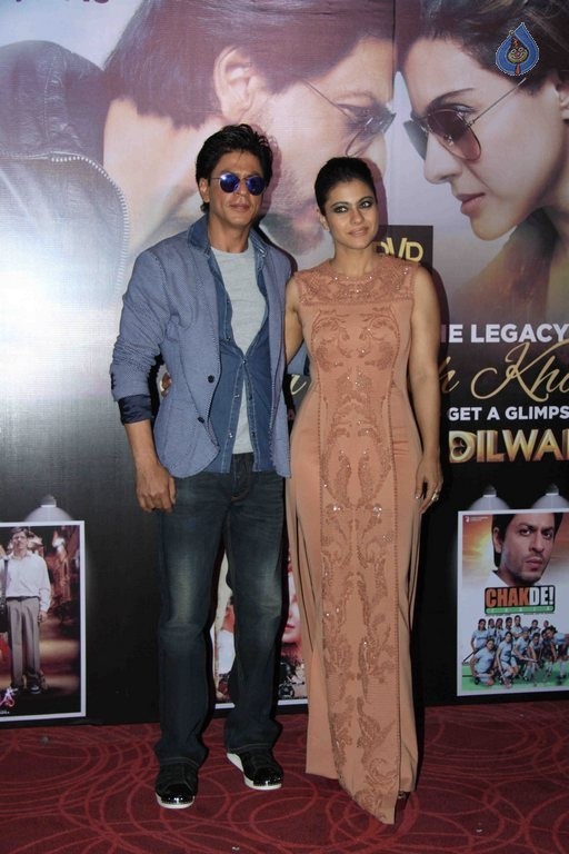 SRK and Kajol at Sneak Preview of Film Dilwale - 30 / 40 photos