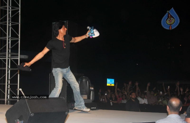 SRK and Kareena at Sony Playstation Event - 34 / 45 photos