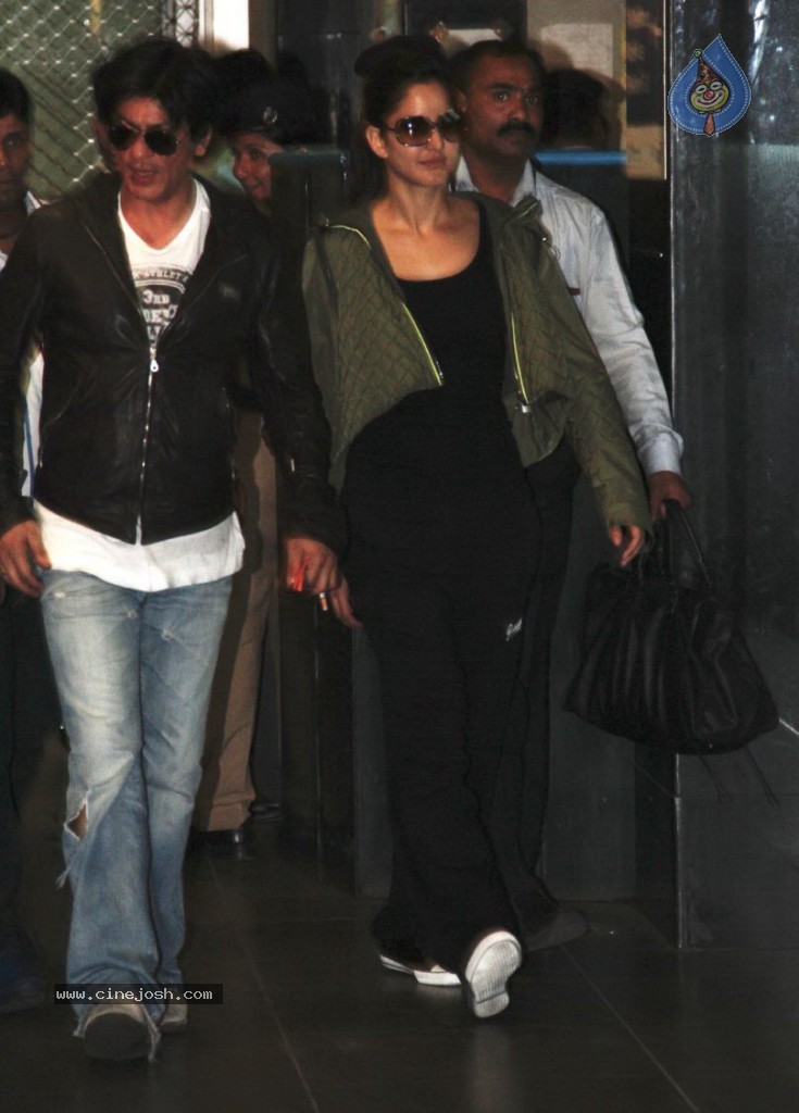 SRK and Katrina at Mumbai Airport - 4 / 57 photos