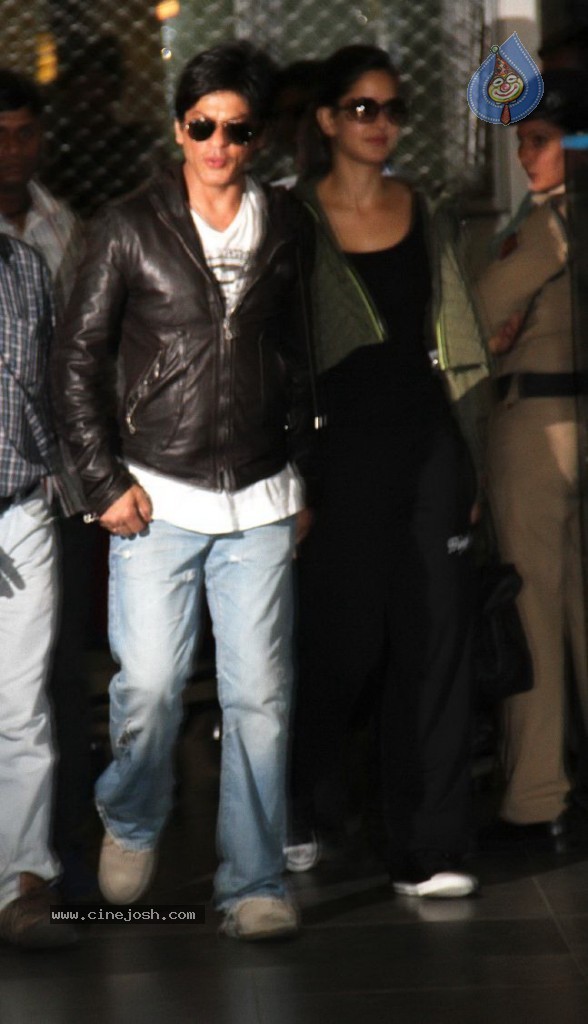 SRK and Katrina at Mumbai Airport - 7 / 57 photos