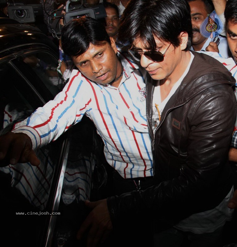 SRK and Katrina at Mumbai Airport - 9 / 57 photos