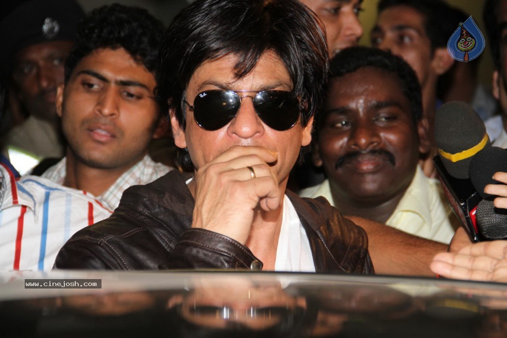 SRK and Katrina at Mumbai Airport - 16 / 57 photos
