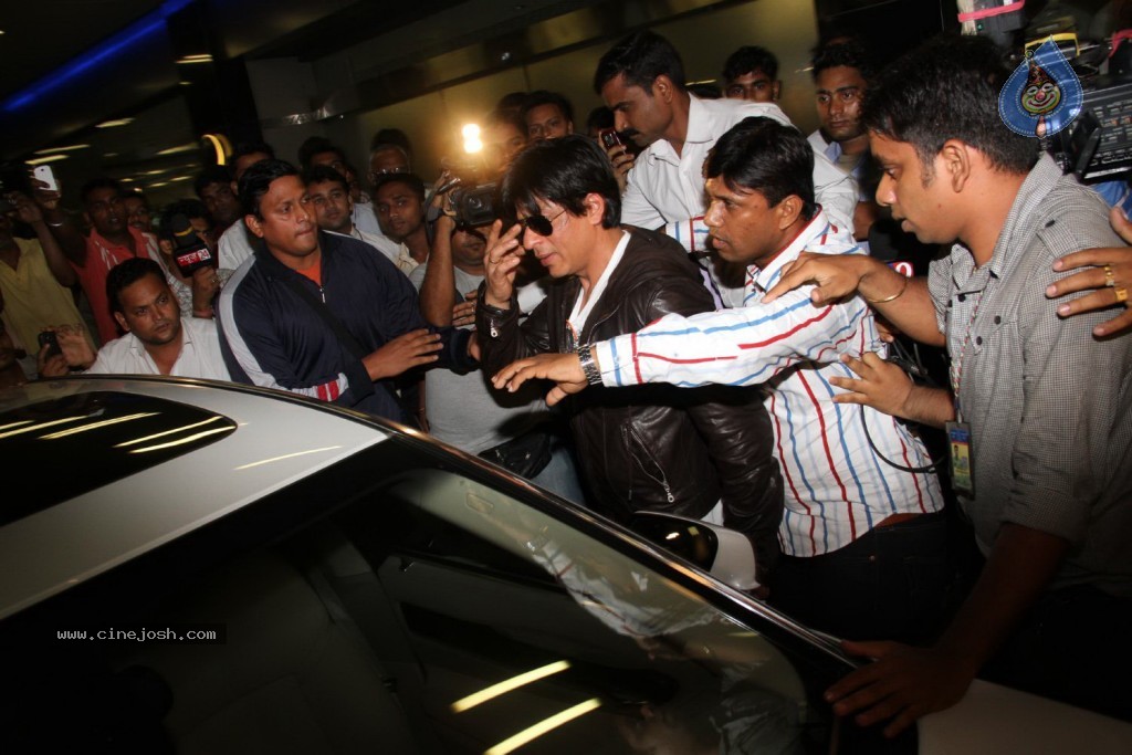 SRK and Katrina at Mumbai Airport - 18 / 57 photos