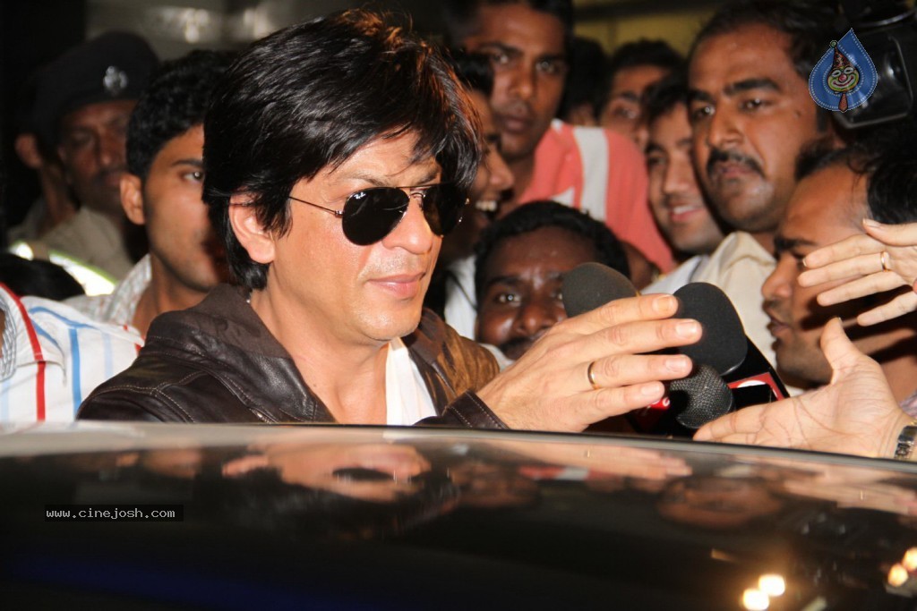 SRK and Katrina at Mumbai Airport - 22 / 57 photos