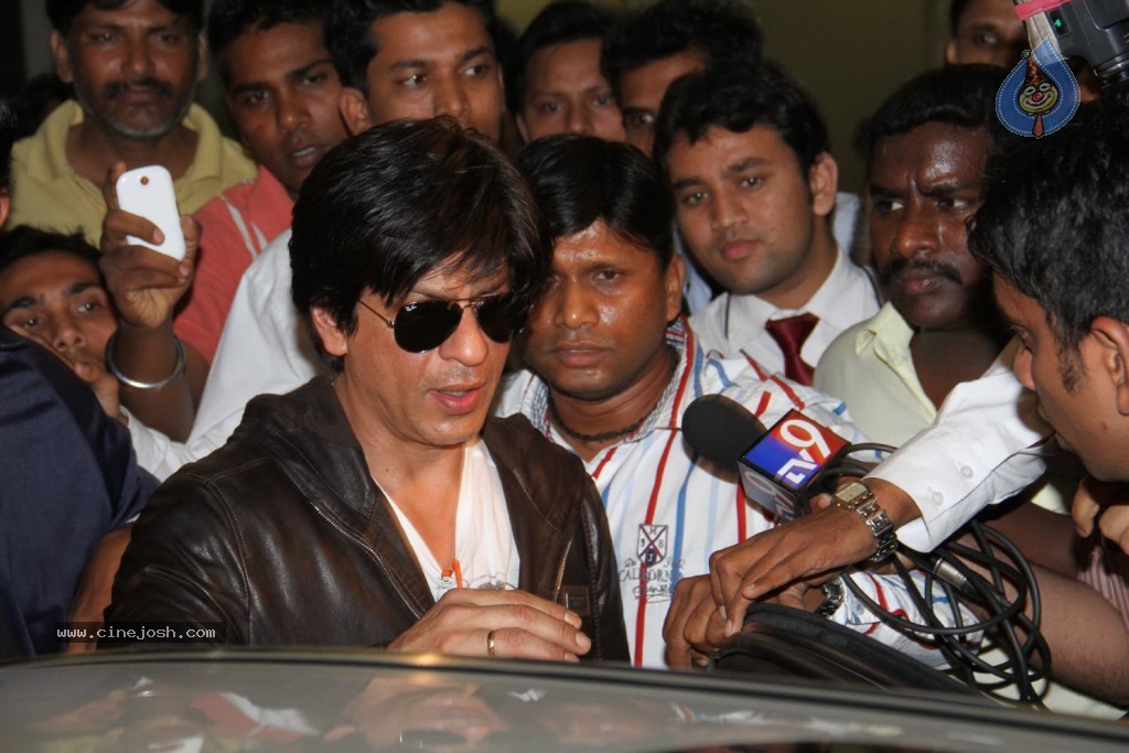 SRK and Katrina at Mumbai Airport - 24 / 57 photos