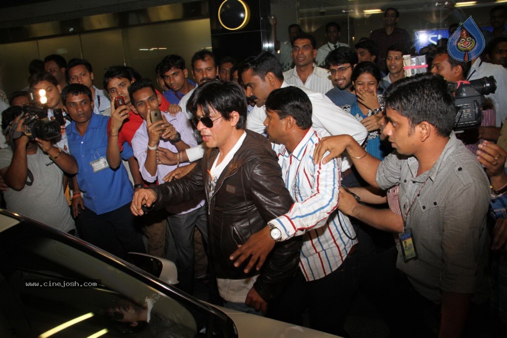 SRK and Katrina at Mumbai Airport - 30 / 57 photos