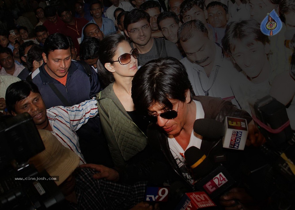 SRK and Katrina at Mumbai Airport - 34 / 57 photos