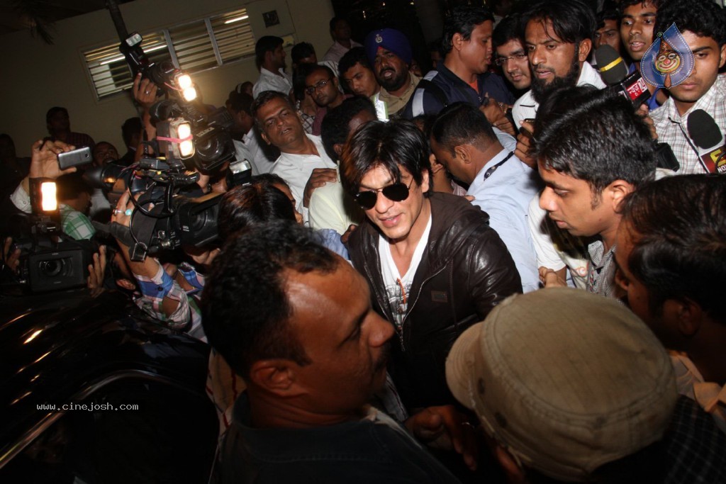 SRK and Katrina at Mumbai Airport - 36 / 57 photos