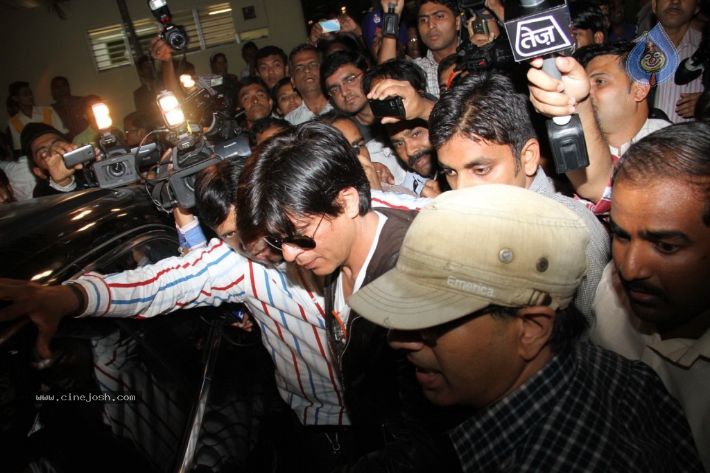 SRK and Katrina at Mumbai Airport - 41 / 57 photos