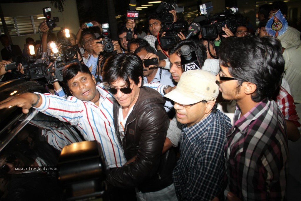 SRK and Katrina at Mumbai Airport - 42 / 57 photos