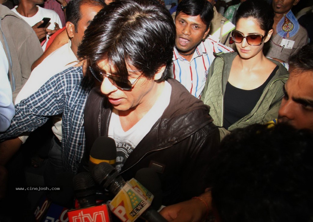 SRK and Katrina at Mumbai Airport - 43 / 57 photos