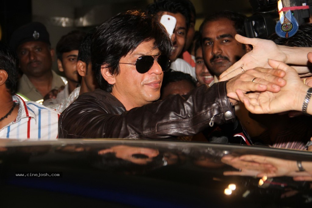 SRK and Katrina at Mumbai Airport - 50 / 57 photos