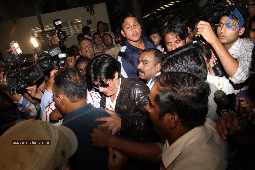 SRK and Katrina at Mumbai Airport - 52 / 57 photos
