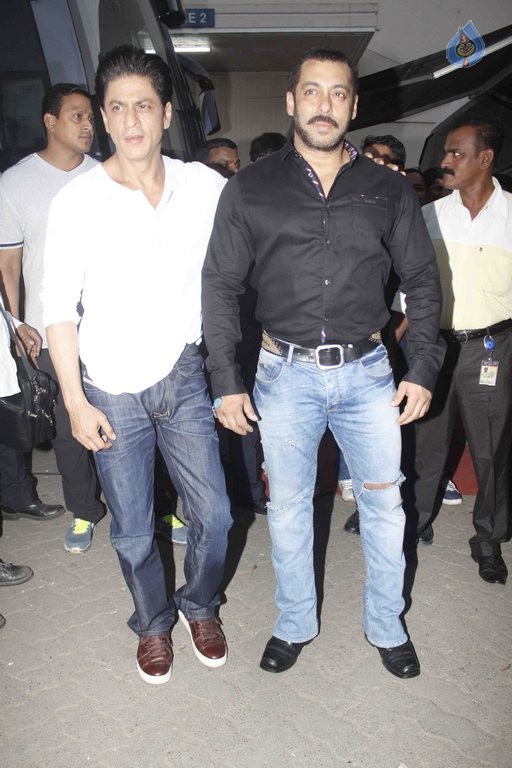 SRK and Salman Khan at Bigg Boss 9 Shoot - 1 / 6 photos