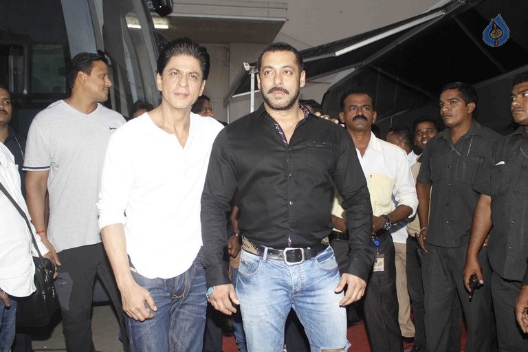 SRK and Salman Khan at Bigg Boss 9 Shoot - 4 / 6 photos