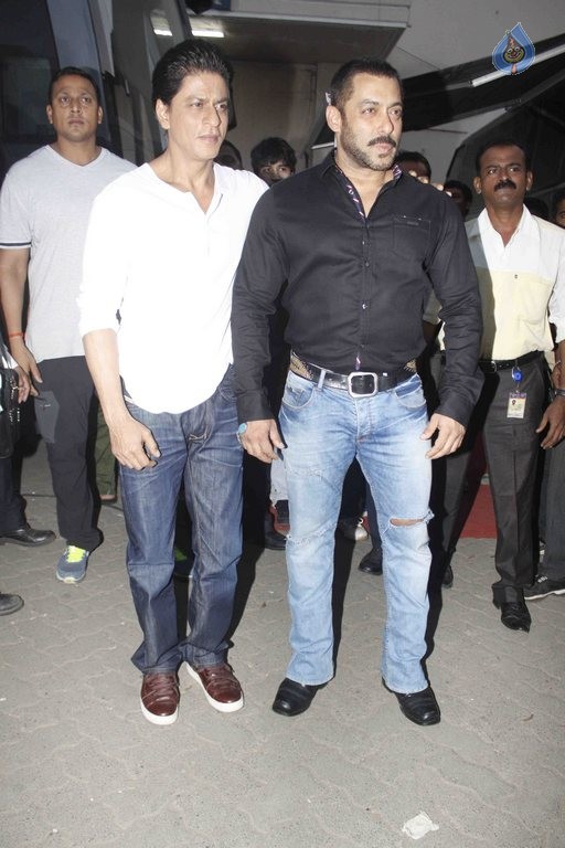 SRK and Salman Khan at Bigg Boss 9 Shoot - 5 / 6 photos