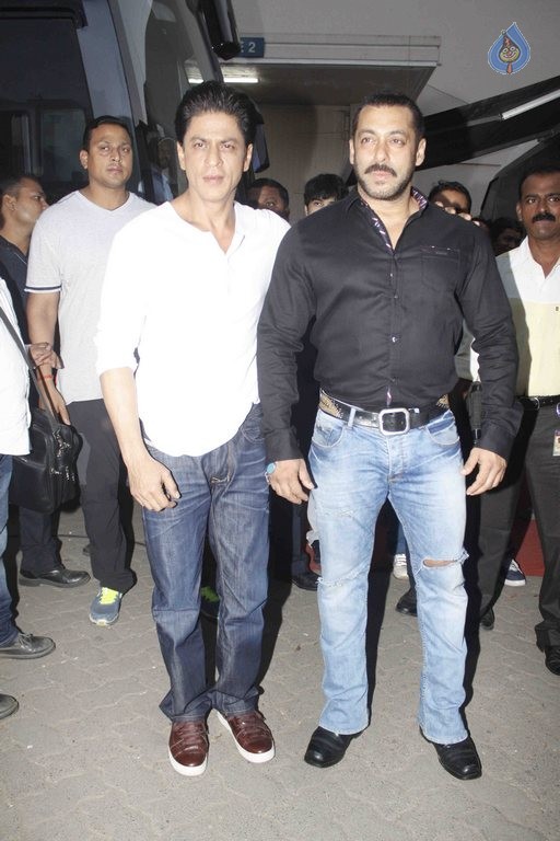 SRK and Salman Khan at Bigg Boss 9 Shoot - 6 / 6 photos