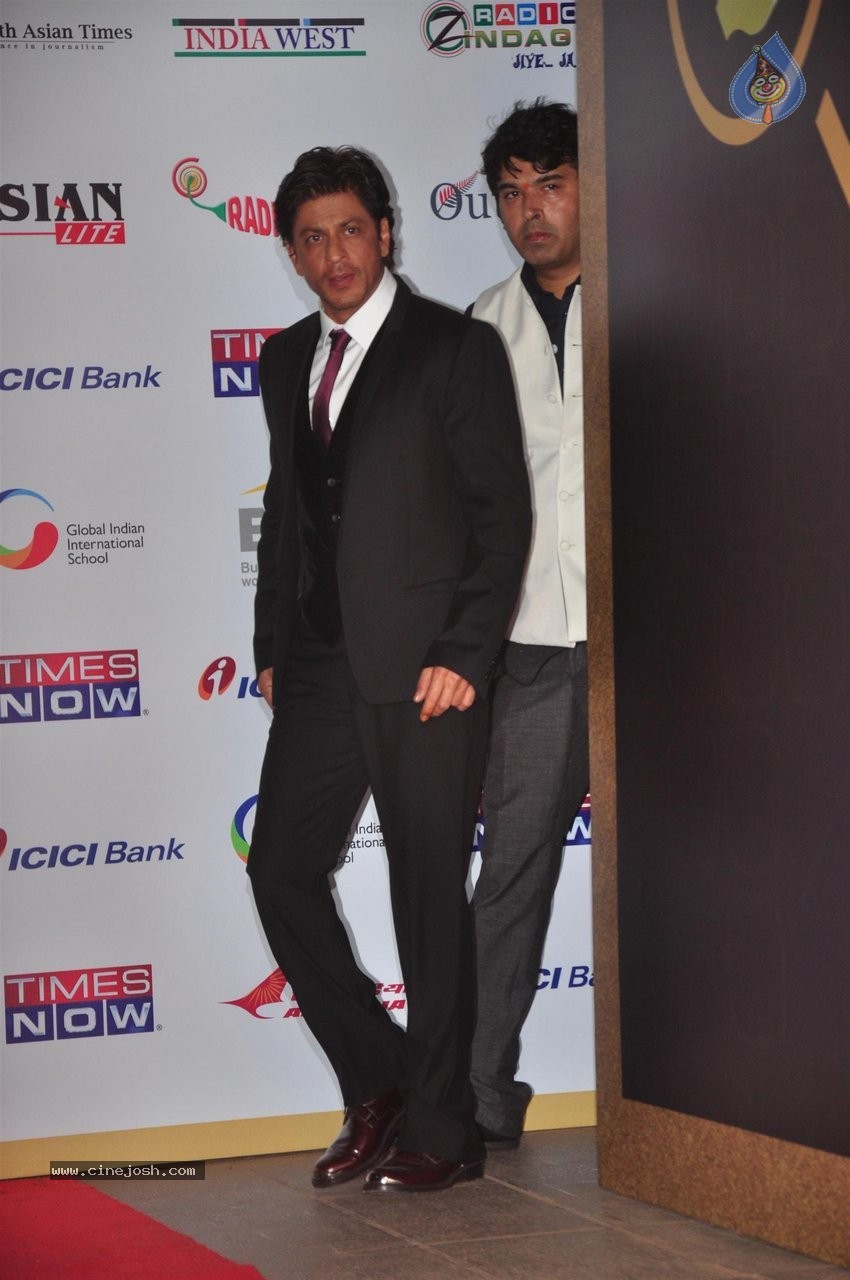 SRK at 2nd Edition of NRI of the Year Awards - 6 / 26 photos