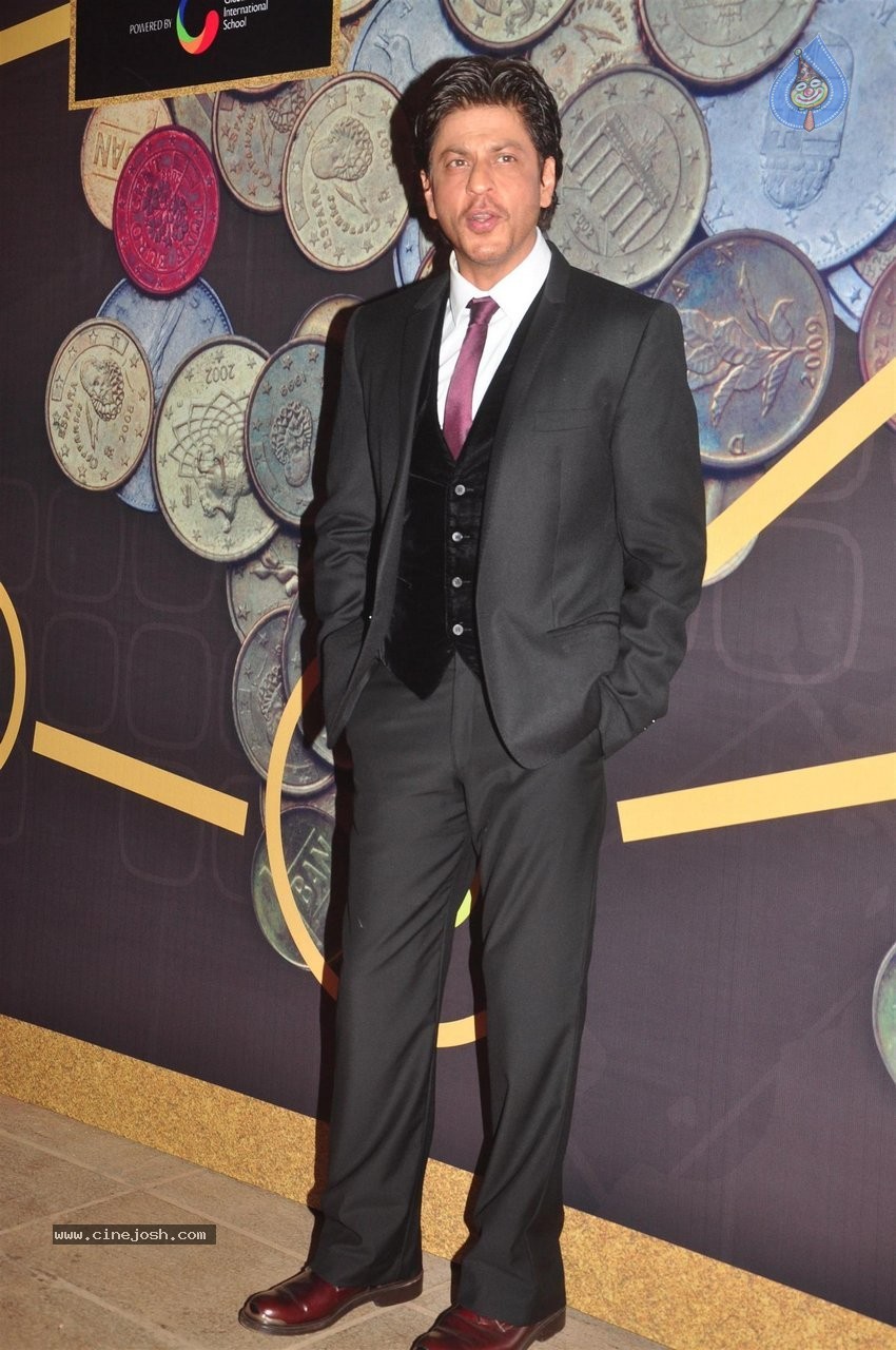 SRK at 2nd Edition of NRI of the Year Awards - 8 / 26 photos