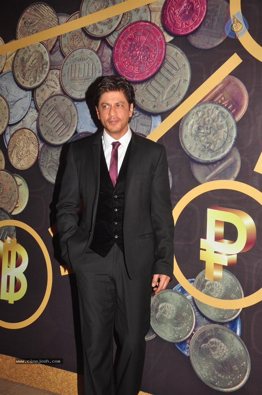 SRK at 2nd Edition of NRI of the Year Awards - 14 / 26 photos