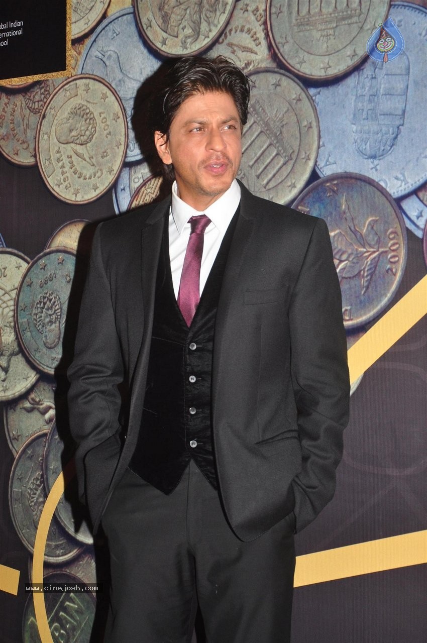 SRK at 2nd Edition of NRI of the Year Awards - 19 / 26 photos