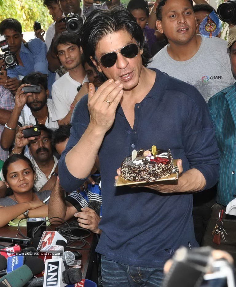 SRK Celebrates His Bday with Fans and Media - 1 / 31 photos