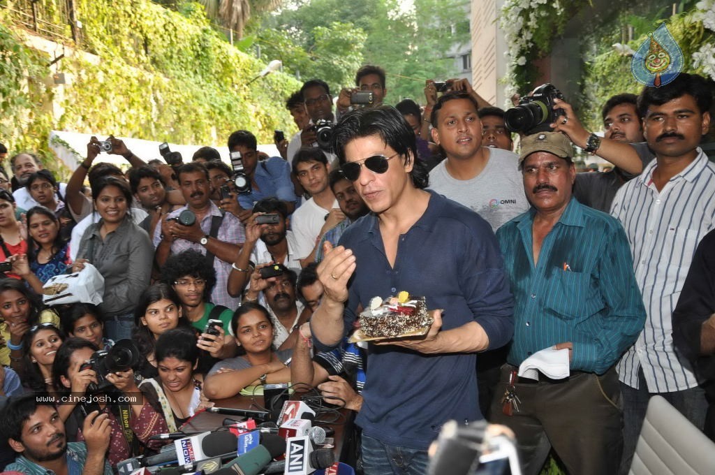 SRK Celebrates His Bday with Fans and Media - 2 / 31 photos