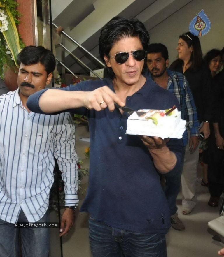 SRK Celebrates His Bday with Fans and Media - 3 / 31 photos