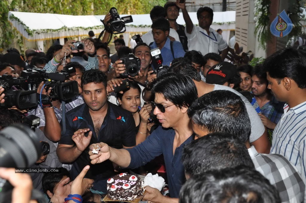 SRK Celebrates His Bday with Fans and Media - 5 / 31 photos
