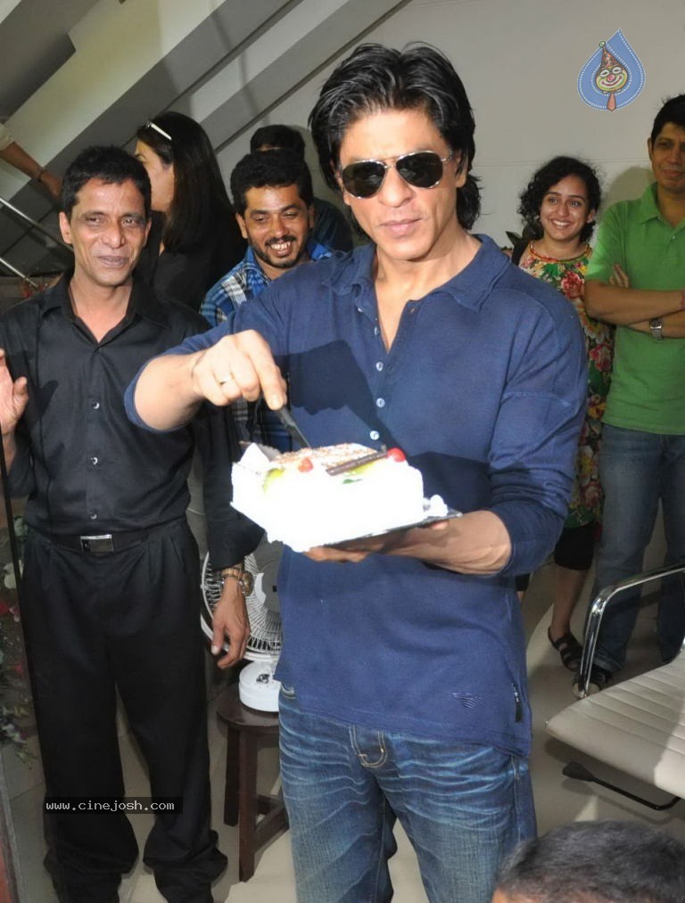 SRK Celebrates His Bday with Fans and Media - 6 / 31 photos