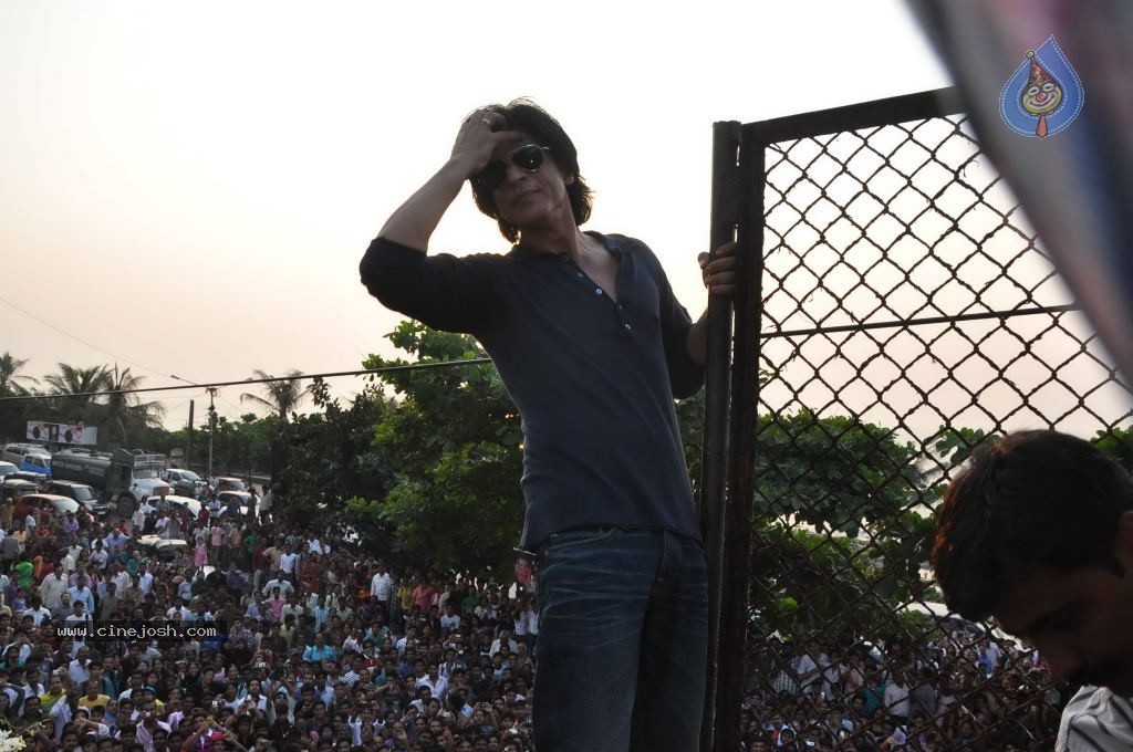 SRK Celebrates His Bday with Fans and Media - 7 / 31 photos