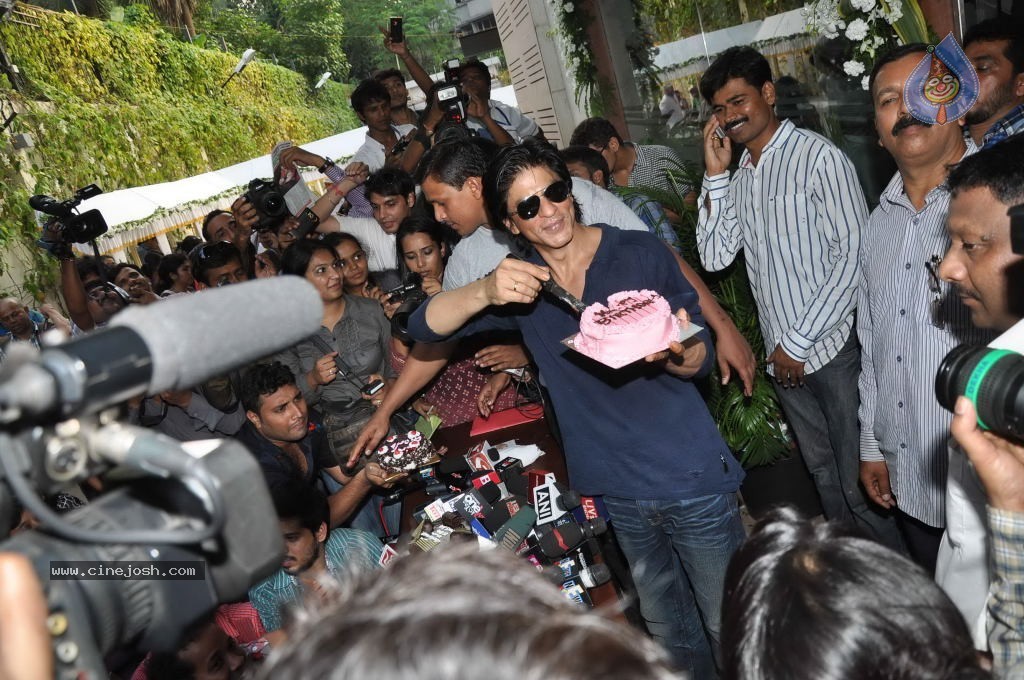 SRK Celebrates His Bday with Fans and Media - 8 / 31 photos