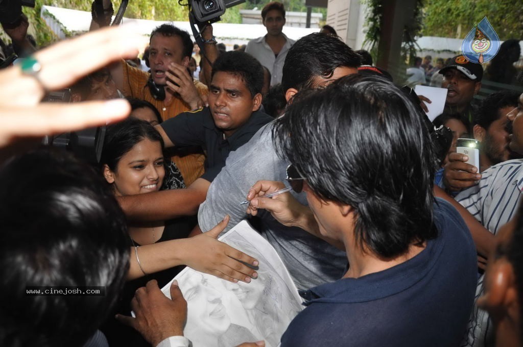 SRK Celebrates His Bday with Fans and Media - 10 / 31 photos