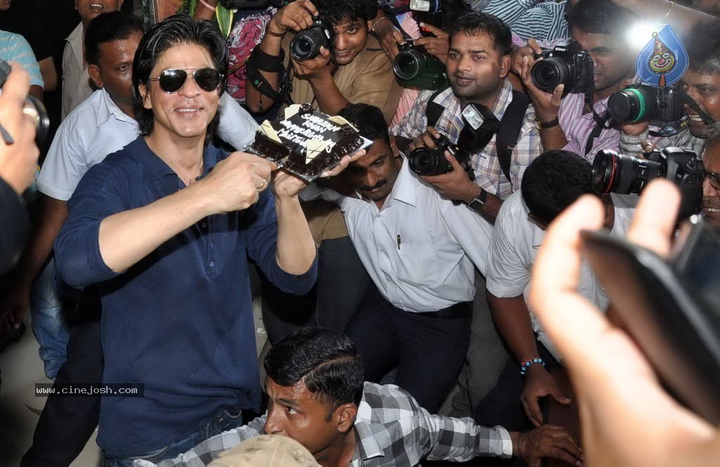 SRK Celebrates His Bday with Fans and Media - 11 / 31 photos