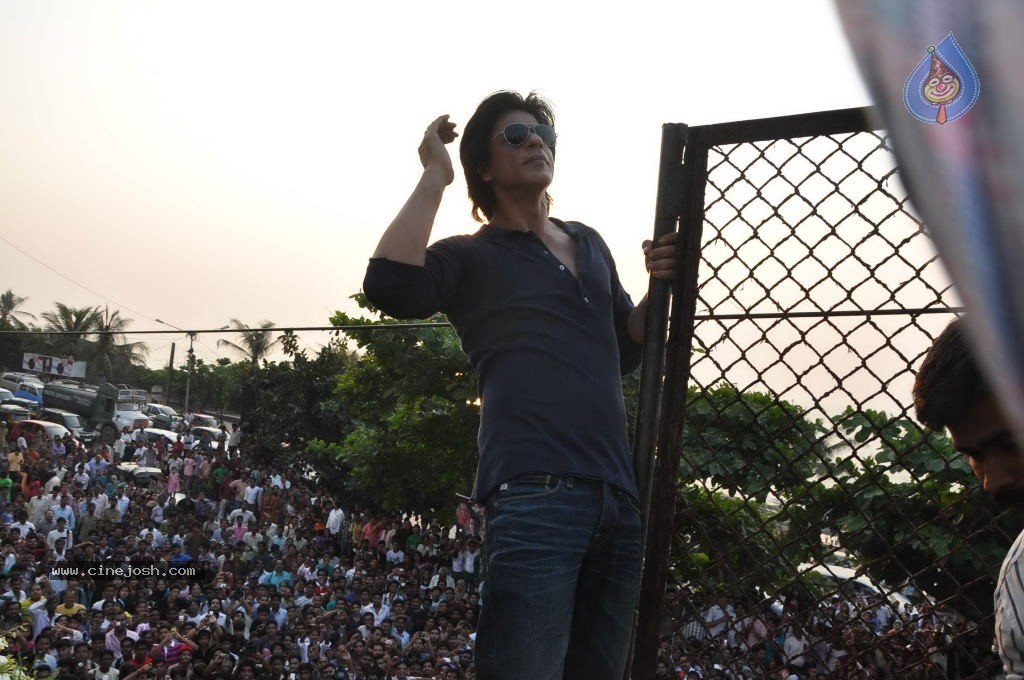 SRK Celebrates His Bday with Fans and Media - 12 / 31 photos