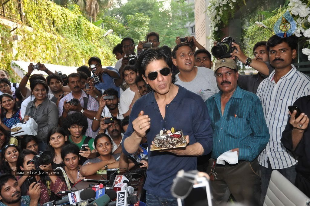 SRK Celebrates His Bday with Fans and Media - 13 / 31 photos