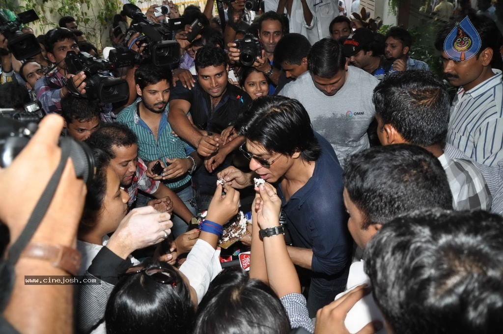 SRK Celebrates His Bday with Fans and Media - 14 / 31 photos